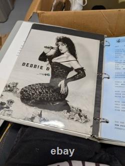 Debbie D, star de l’horreur, dossier de presse : ses photos, ses histoires, ses chansons, plus de photos