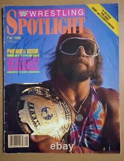 MACHO MAN RANDY SAVAGE - Magazine WWF SPOTLIGHT Automne '88 Édition Premier Issue, Autographié.